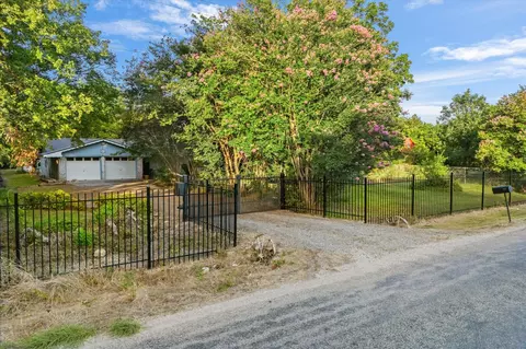 945 Batchler Rd, Red Oak, TX 75154