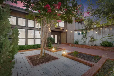 704 Oakwood Trl, Fort Worth, TX 76112