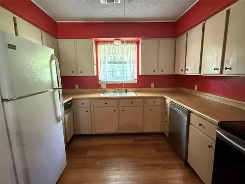 Kitchen - 102 Aztec Cir, Comanche, TX 76442 photo 2 of 4