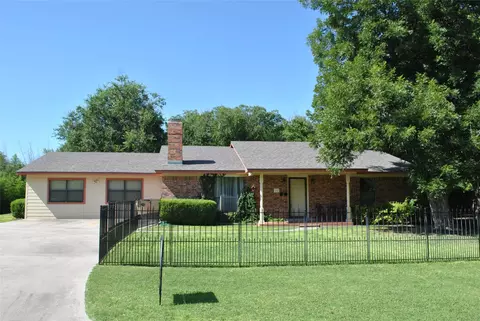 102 Aztec Cir, Comanche, TX 76442