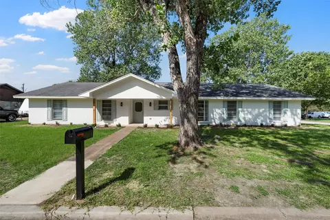1008 W Elizabeth Dr, Robinson, TX 76706