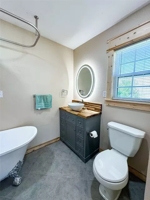 Bath - 107 Union Ave, Rule, TX 79547 photo 2 of 4