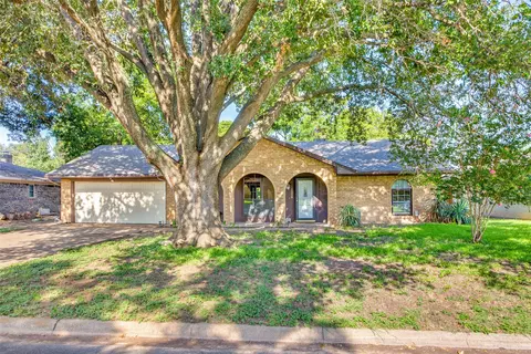 1008 Park Dr, Benbrook, TX 76126