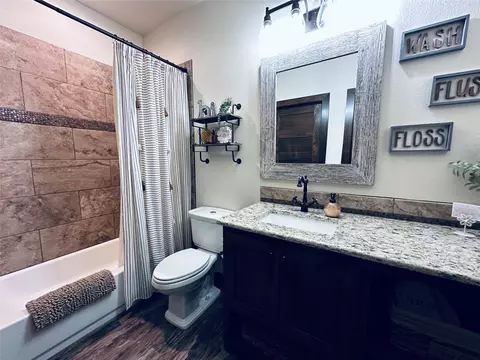 Bath - 125 Drake Ct, Comanche, TX 76442 photo 1 of 3