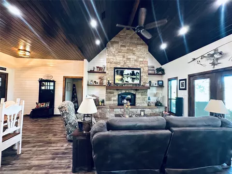 Living - 125 Drake Ct, Comanche, TX 76442 photo 3 of 4