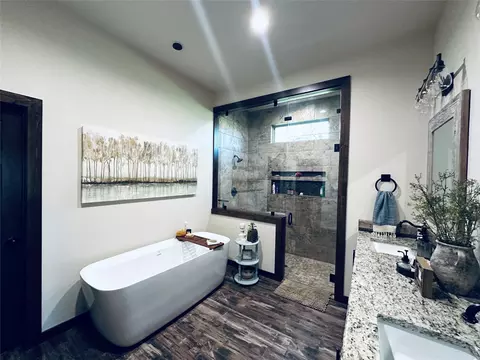 Bath - 125 Drake Ct, Comanche, TX 76442 photo 2 of 3