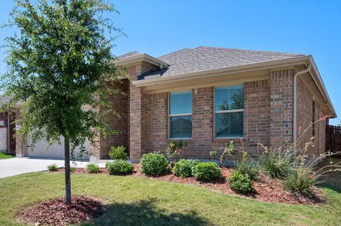 9772 Walnut Cove Dr, Fort Worth, TX 76108