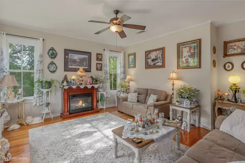 Living - 900 Elm St, Minden, LA 71055 photo 1 of 3