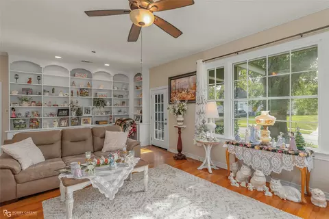 Living - 900 Elm St, Minden, LA 71055 photo 2 of 3