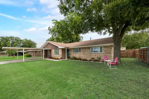 704 E Nelson St, Bowie, TX 76230