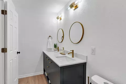 Bath - 3710 Devonshire Ct E, Irving, TX 75062 photo 3 of 6
