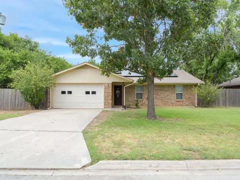 2016 Stanford Dr, Gainesville, TX 76240