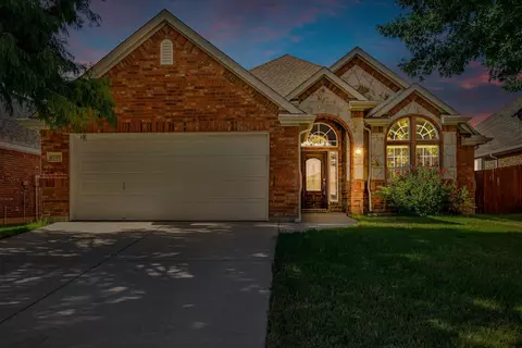 8737 Regal Royale Dr, Fort Worth, TX 76108