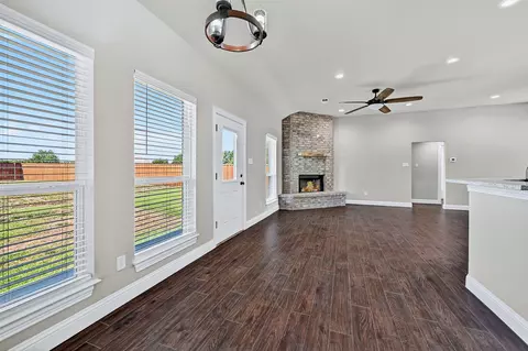 Living - 897 W Cardinal St, Ector, TX 75439 photo 7 of 10