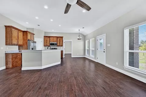 Living - 897 W Cardinal St, Ector, TX 75439 photo 5 of 10