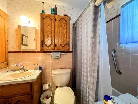 Bath - 1303 N Avenue L, Haskell, TX 79521 photo 2 of 2