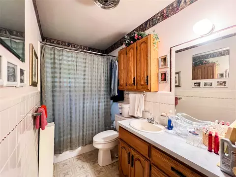 Bath - 1303 N Avenue L, Haskell, TX 79521 photo 1 of 2