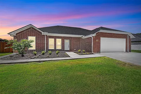 899 W Cardinal St, Ector, TX 75439