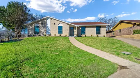 5945 Fox Hill Ln, Dallas, TX 75232