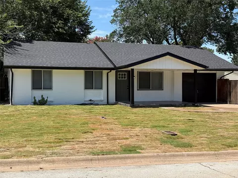 829 James St, Azle, TX 76020