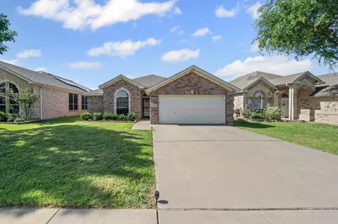 8308 Winter Falls Trl, Hurst, TX 76053