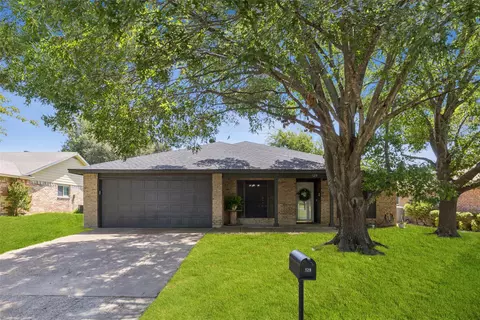 129 Grand Meadow Dr, Fort Worth, TX 76108