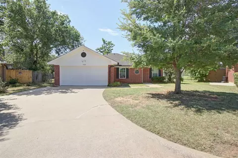1002 Oakchase Ct, Azle, TX 76020