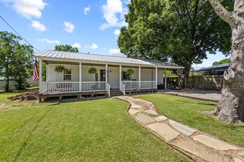 711 W Turner St, Wolfe City, TX 75496