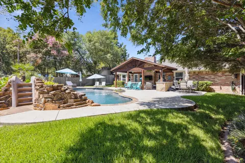 Exterior - 1202 Meadowview Dr, Euless, TX 76039 photo 4 of 13