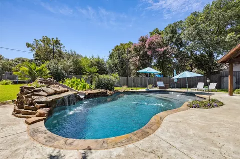 Exterior - 1202 Meadowview Dr, Euless, TX 76039 photo 6 of 13