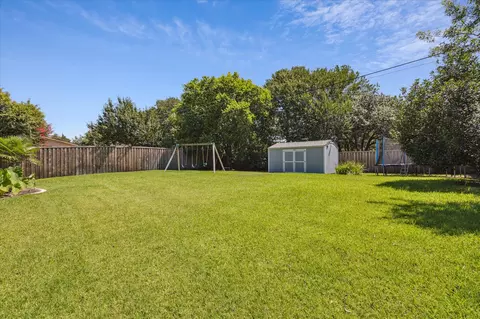 Exterior - 1202 Meadowview Dr, Euless, TX 76039 photo 12 of 13