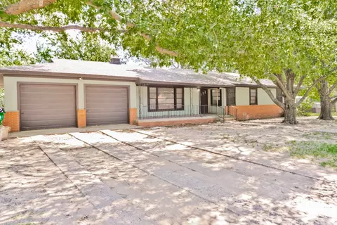 307 W Nelson St, Bowie, TX 76230