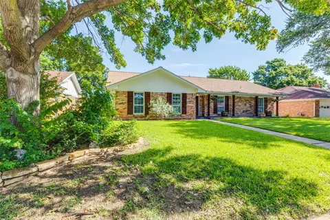 2203 Briarwood Blvd, Arlington, TX 76013
