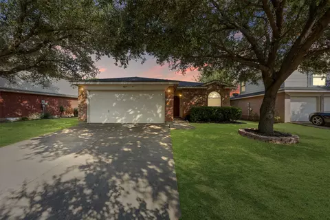 617 Bluejay Dr, Saginaw, TX 76131