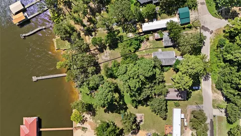 907 Beachside Dr, Chandler, TX 75758