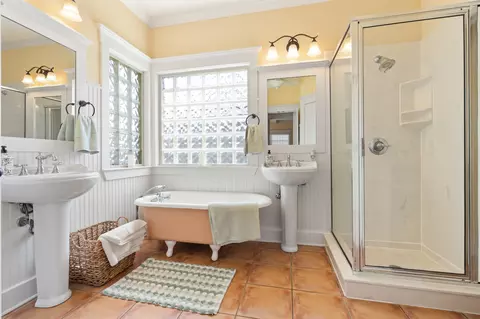 Bath - 10421 T Bury Ln, Waco, TX 76708 photo 1 of 5