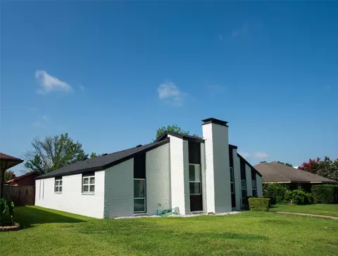 2214 Roundrock Dr, Carrollton, TX 75007