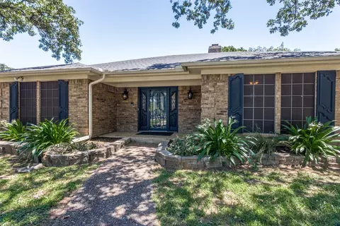 801 Larkspur Ln, Fort Worth, TX 76112