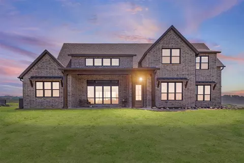 210 Dollie Rd, Grandview, TX 76050