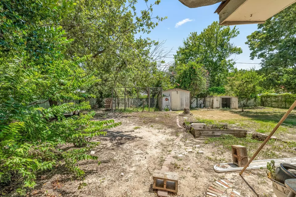 Exterior - 1351 Rose Dr, Stephenville, TX 76401 photo 6 of 9