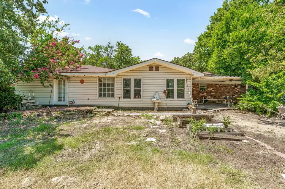 Exterior - 1351 Rose Dr, Stephenville, TX 76401 photo 8 of 9