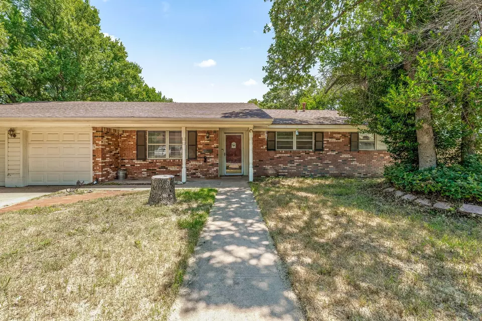 Exterior - 1351 Rose Dr, Stephenville, TX 76401 photo 1 of 9