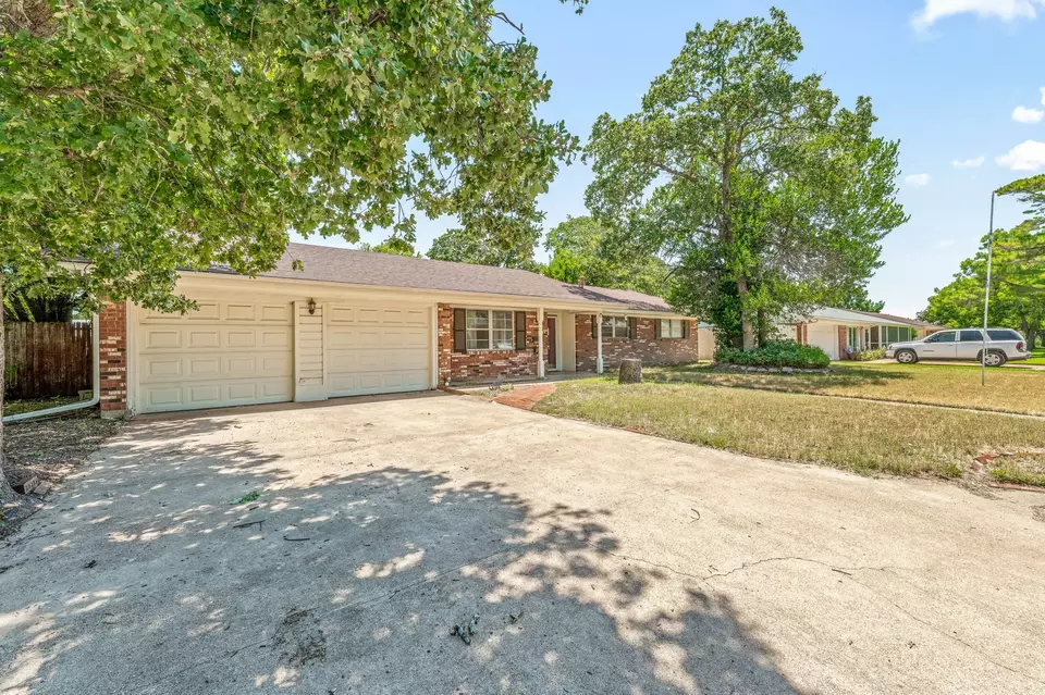 Exterior - 1351 Rose Dr, Stephenville, TX 76401 photo 4 of 9
