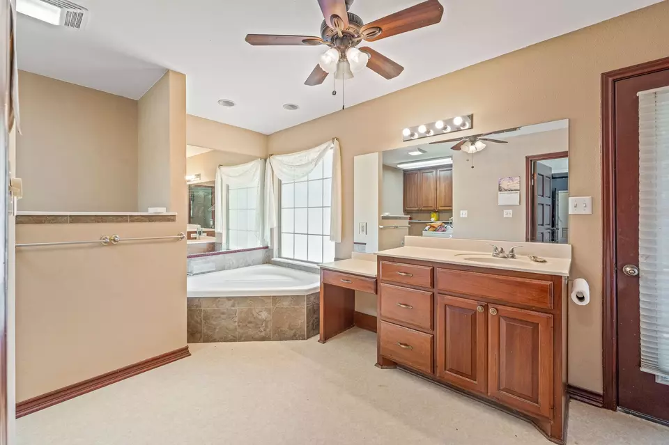 Bath - 1351 Rose Dr, Stephenville, TX 76401 photo 3 of 3