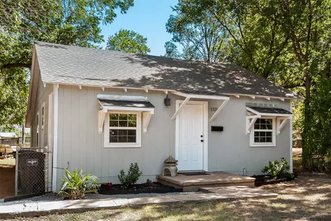 1321 W Hammond St, Fort Worth, TX 76115