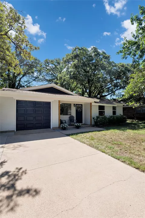 813 Clover Park Dr, Arlington, TX 76013
