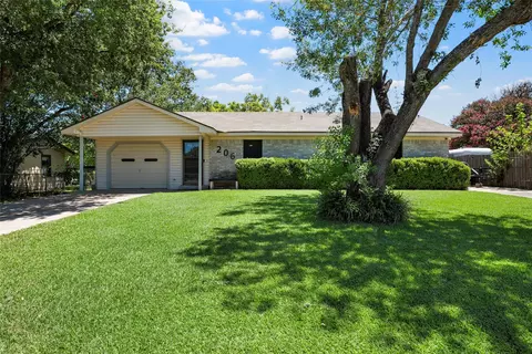 206 W Foster Dr, Robinson, TX 76706