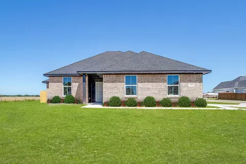 320 Cherry Point Dr, Palmer, TX 75152