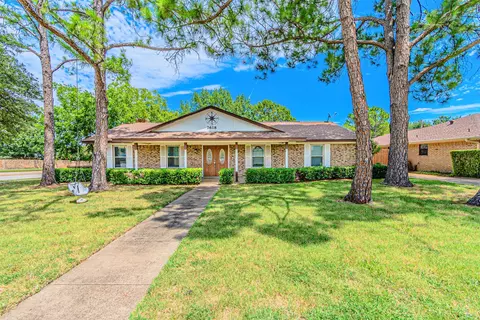 2618 Meadow Lake Dr, Grand Prairie, TX 75050
