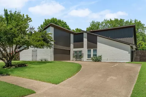 2806 N Creekwood Dr, Grapevine, TX 76051